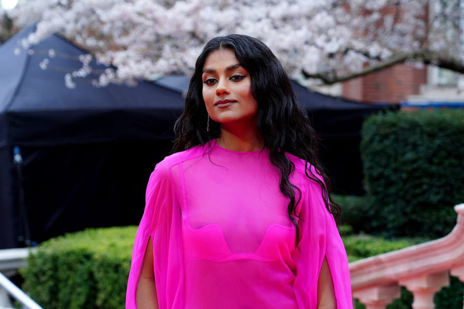 Le Mermaid hair sur cheveux bruns de Simone Ashley