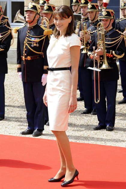 Carla Bruni en robe blanche cintrée