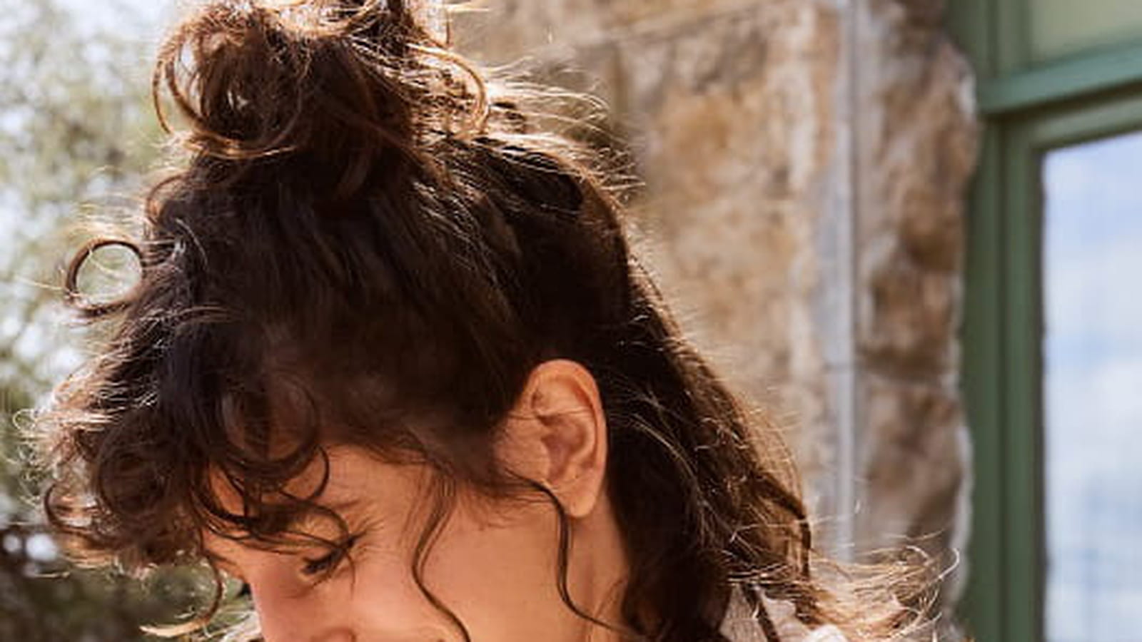 Carré avec demi-chignon ondulé