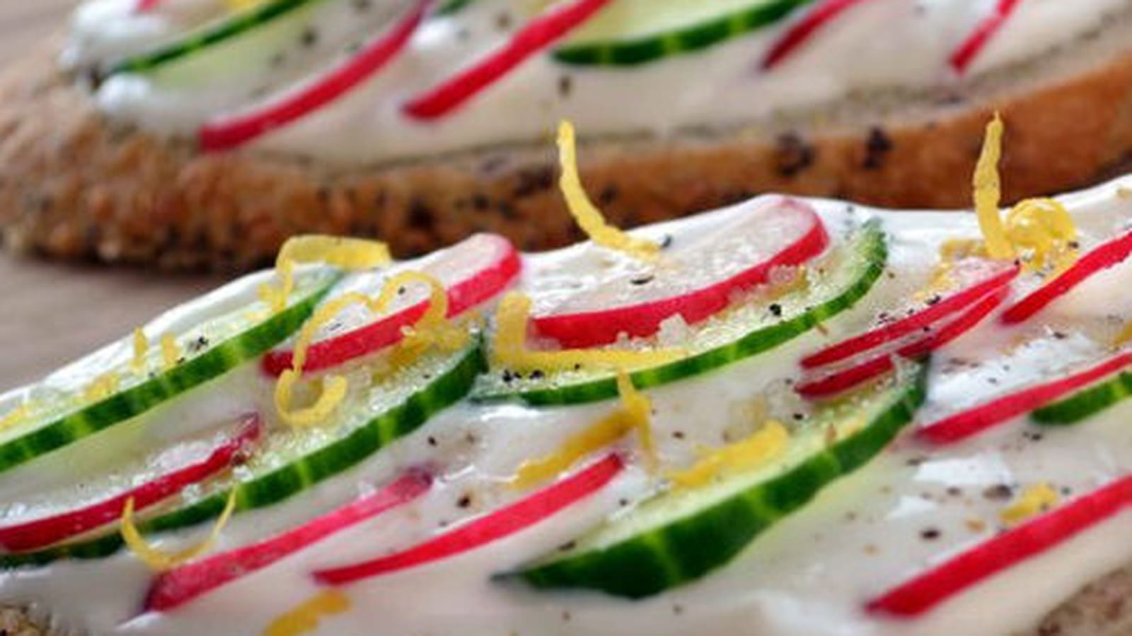 Tartines au fromage blanc, concombre et radis