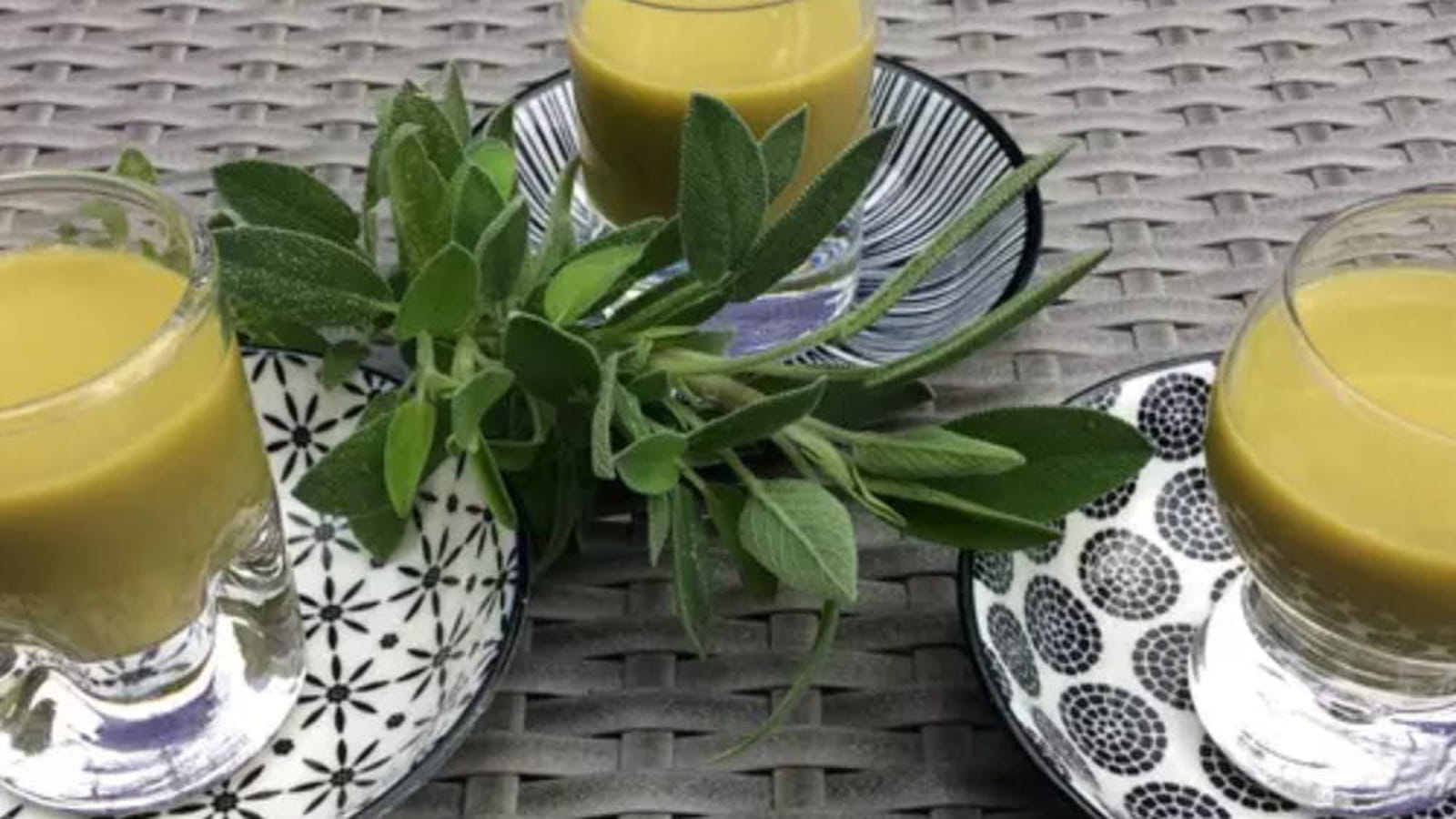 Potage aux fanes de carottes, patate douce et aillet