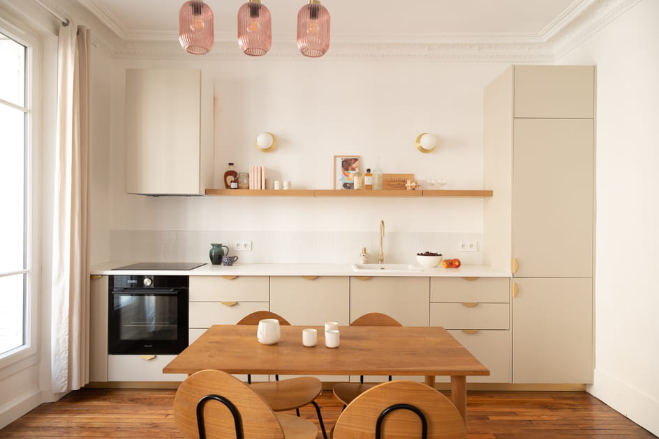 Une cuisine moderne alliant beige et bois