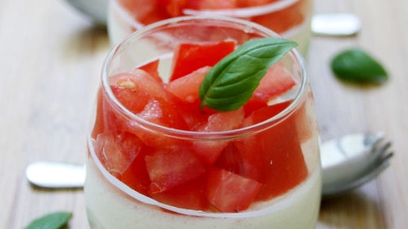 Verrines italiennes au pesto, mousse de mozzarella et tomates