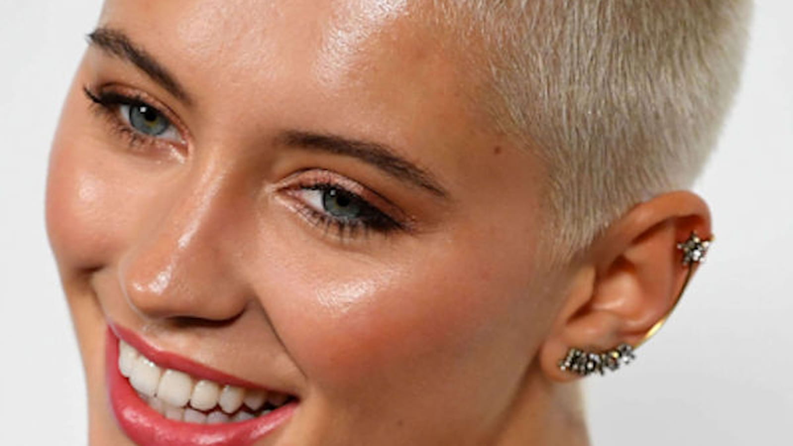 Iris Law, cheveux courts
