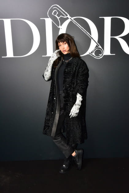 FLOP&nbsp;: Bella Hadid en tenue noire et gants