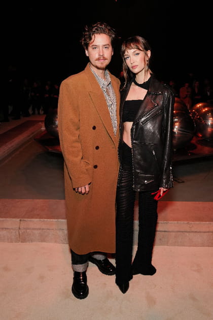 Cole Sprouse en long manteau camel avec Ari Fournier en veste en cuir