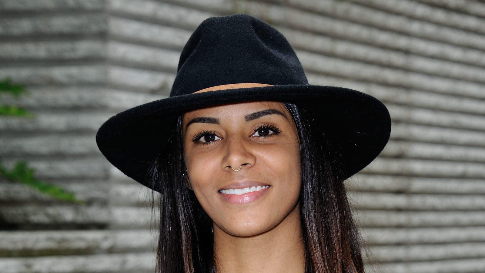 Cheveux ultra lisses et chapeau