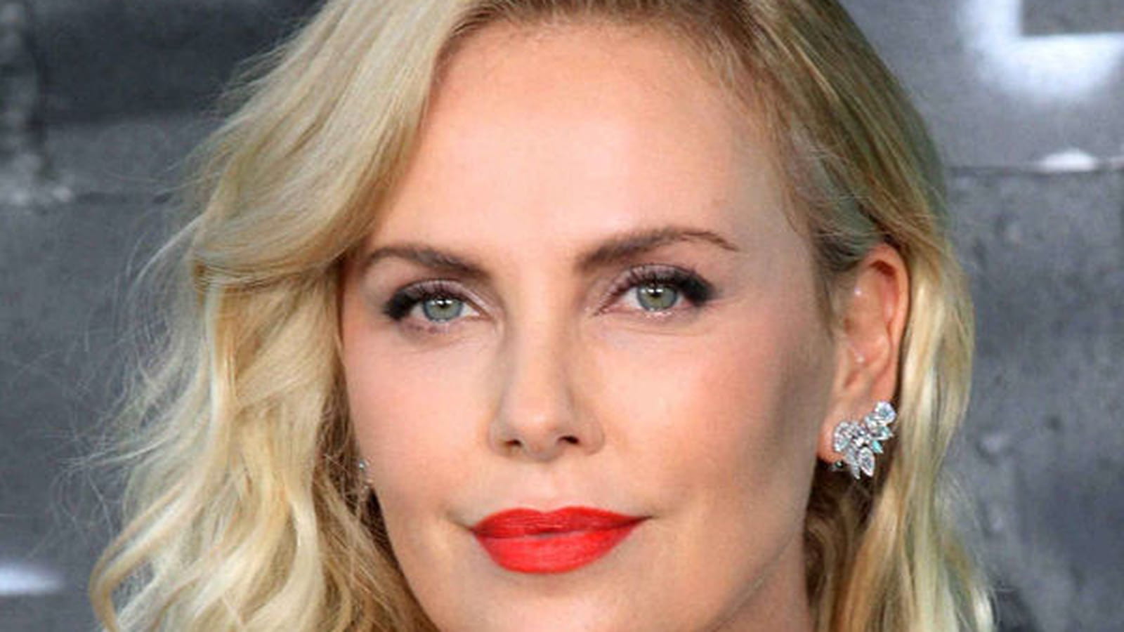 La bouche coquelicot de Charlize Theron