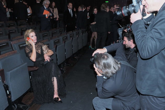 Karin Viard peine &agrave; passer un coup de fil tranquille...