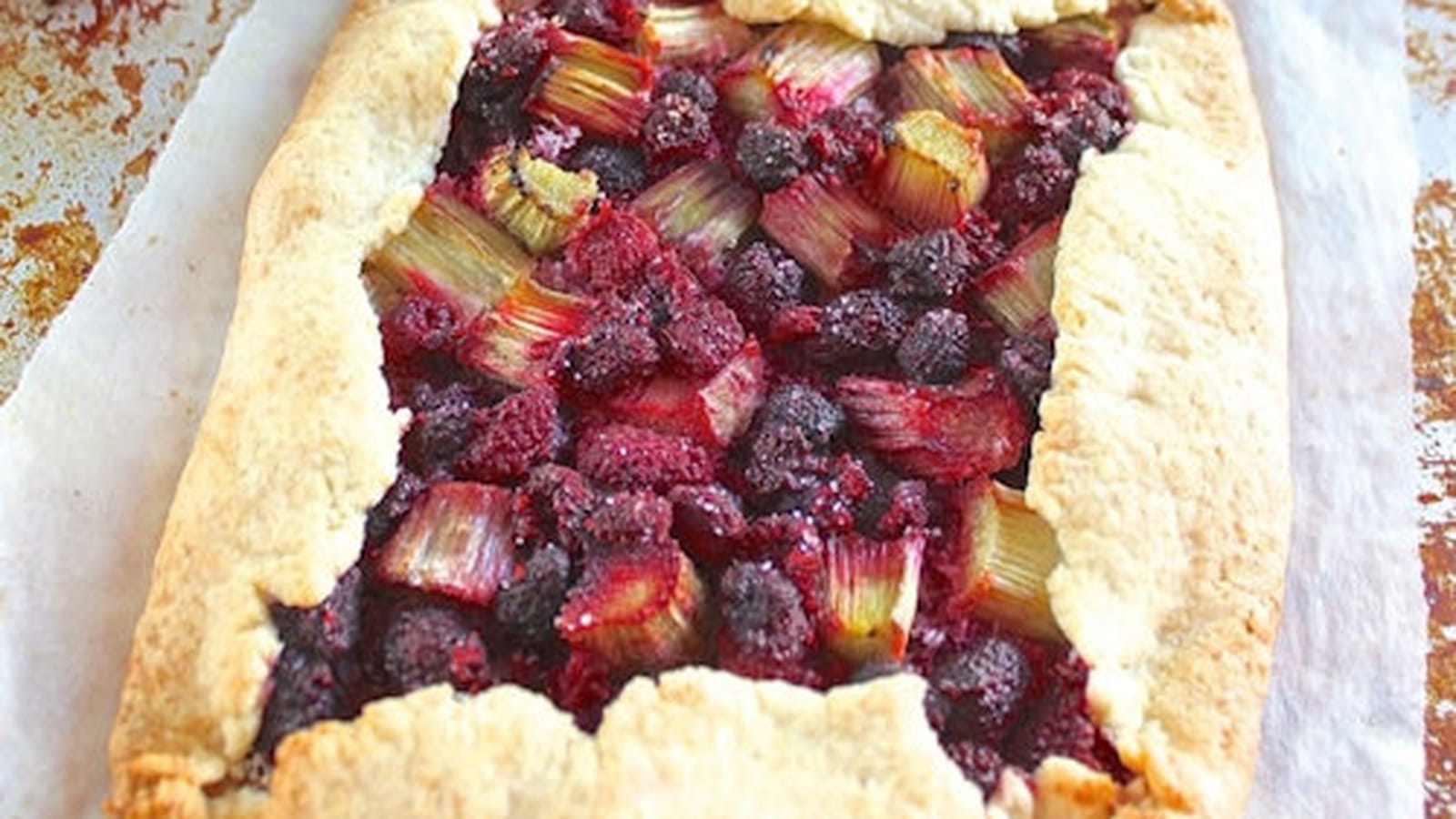 Tarte rustique framboises et rhubarbe vegan