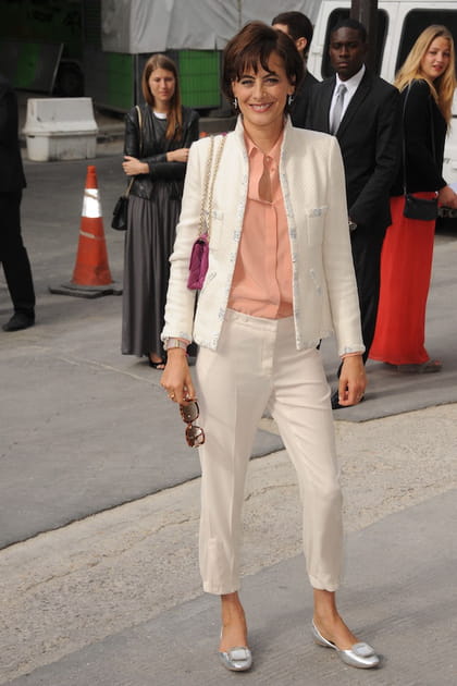 Ines de la Fressange en blouse corail et veste en tweed