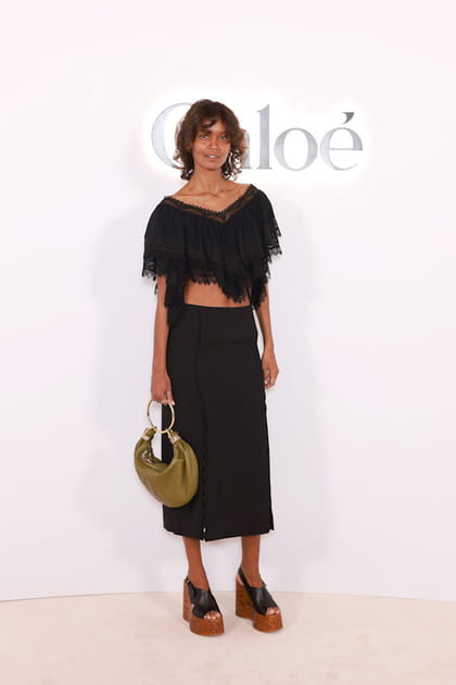 Liya Kebede en top court et jupe noire