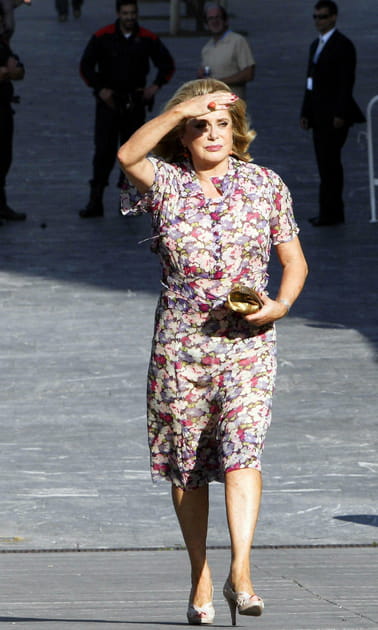 Catherine Deneuve en robe fluide fleurie