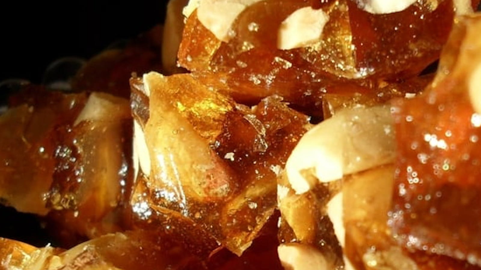 Éclats de caramel aux cacahuètes