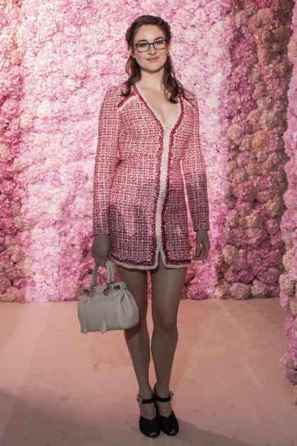 Shailene Woodley en robe rose et lunettes