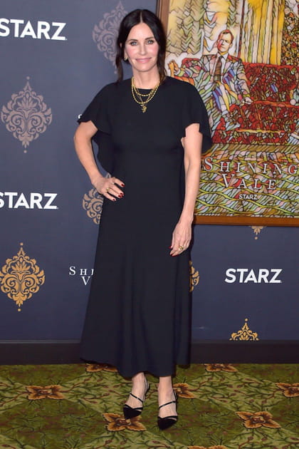 Courteney Cox en robe longue noire aux manches à volants