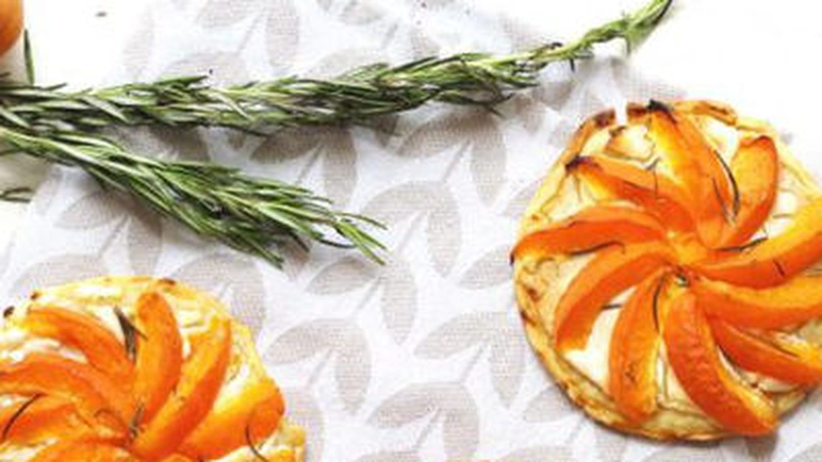 Tartelettes aux abricots, chèvre, miel et romarin