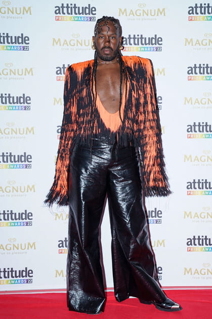 Kiddy Smile en pantalon noir en vinyle et top décolleté orange