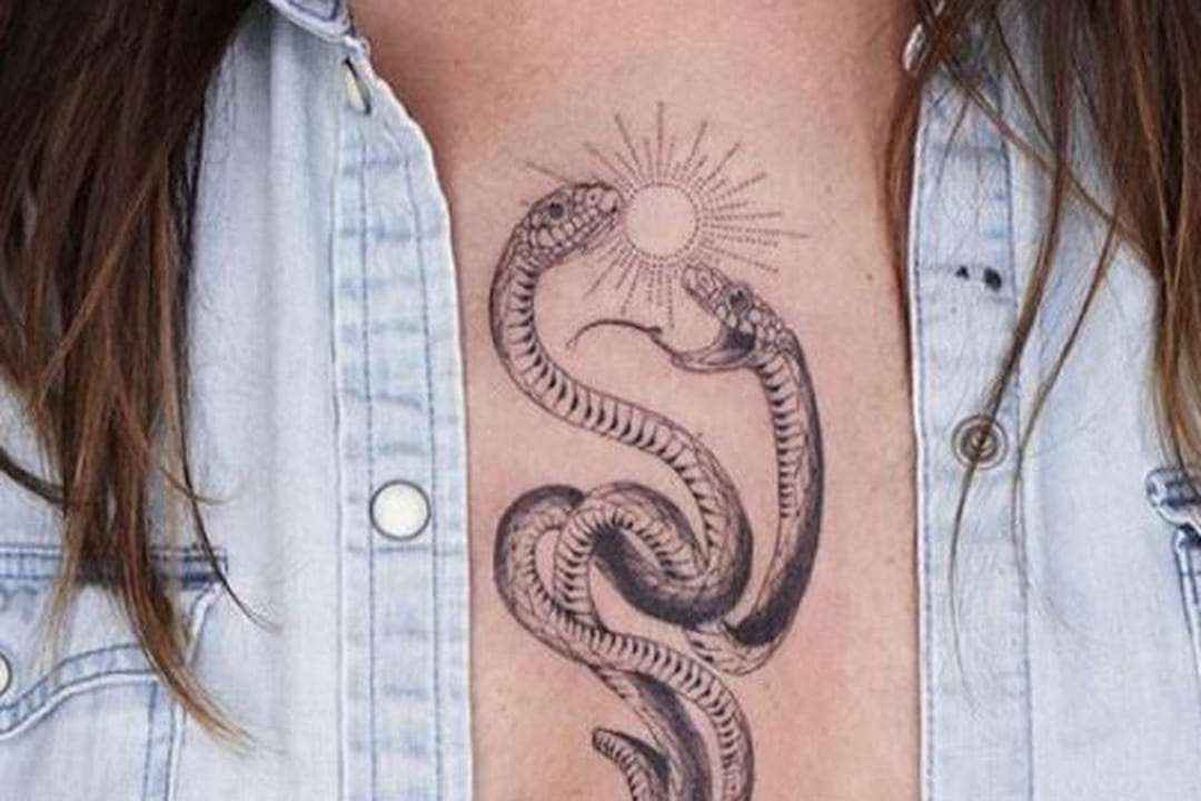 Tatouage Serpent Entre Les Seins