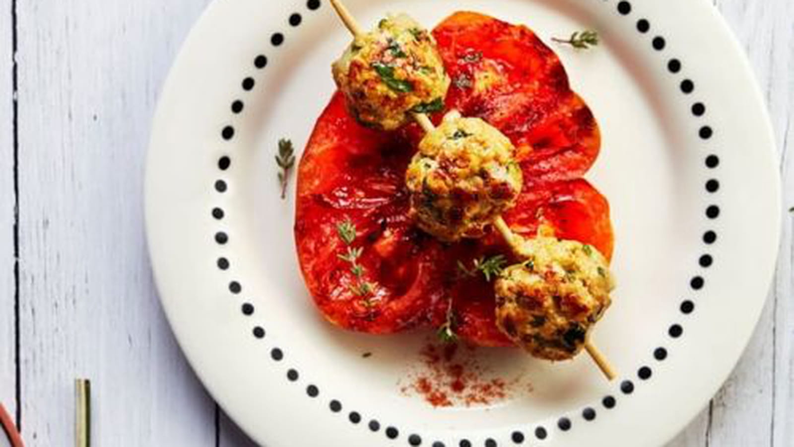 Brochette de boulettes de veau façon kefta sur une tranche de tomate cœur de bœuf grillée