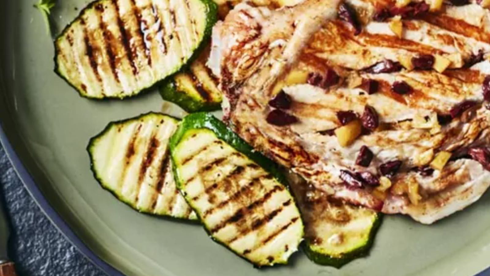 Côte de veau au barbecue, olives de Kalamata et citron confit, courgettes grillées et vinaigrette tomate-abricot