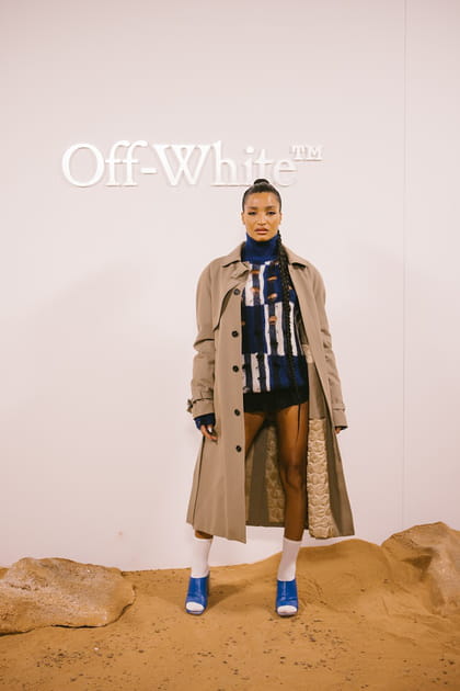 Indya Moore en trench camel et mules bleu &eacute;clectique&nbsp;au d&eacute;fil&eacute; Off-White