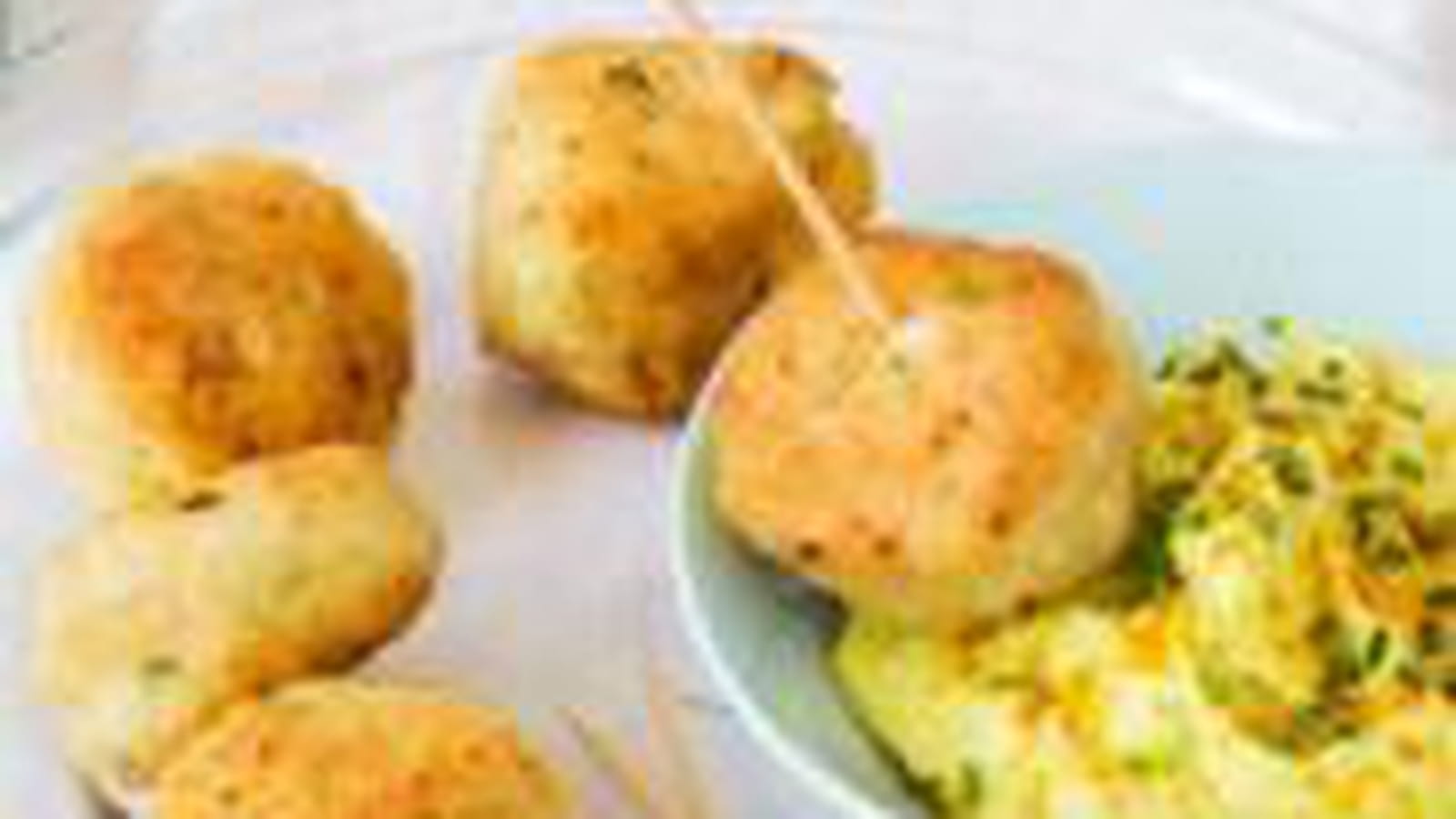 Boulettes de poulet, courgette, ciboulette et féta et sauce crémeuse au cidre et curcuma