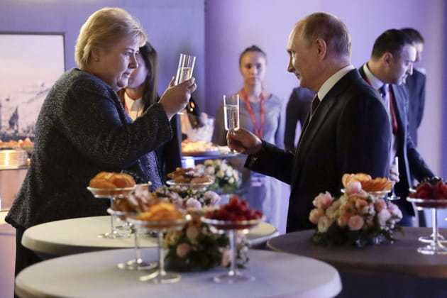 Vladimir Poutine trinque avec Erna Solberg, Première ministre de Norvège