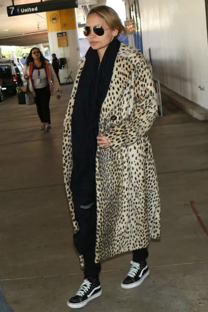 Nicole Richie en long manteau l&eacute;opard