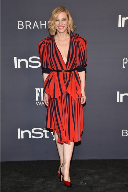 Cate Blanchett en robe midi rouge et noir Givenchy et escarpins assortis