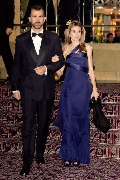 Letizia d'Espagne en robe bleu marine asym&eacute;trique &agrave;&nbsp;rubans