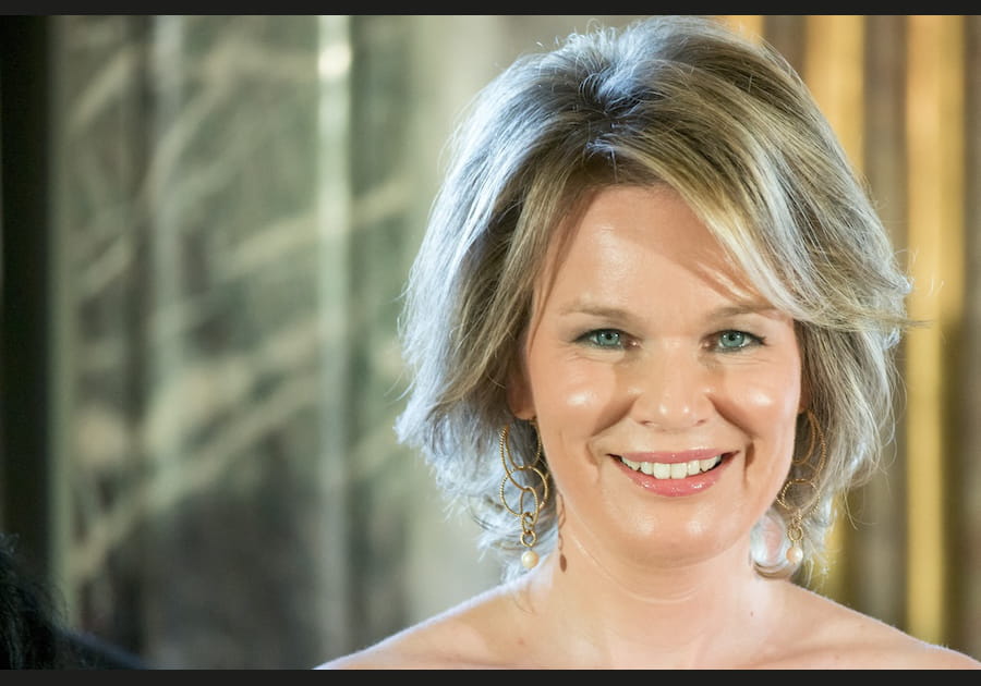 Le teint glowy de Mathilde de Belgique