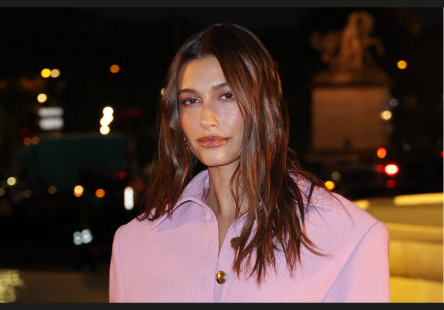 Le look nude d'Hailey Bieber