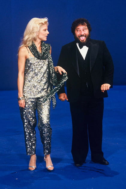 Sylvie Vartan en ensemble à sequins