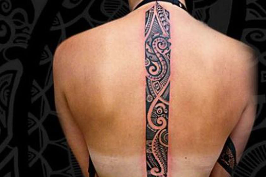 Tatouage maori sur la colonne vertébrale