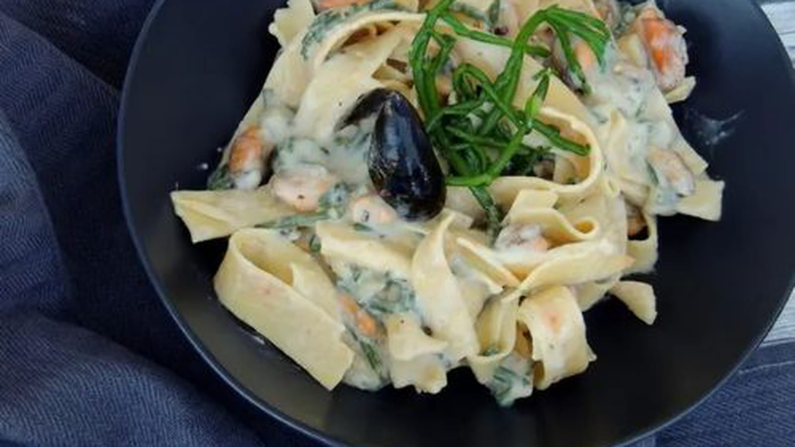 Tagliatelles maison, moules & salicorne, sauce légère anisée