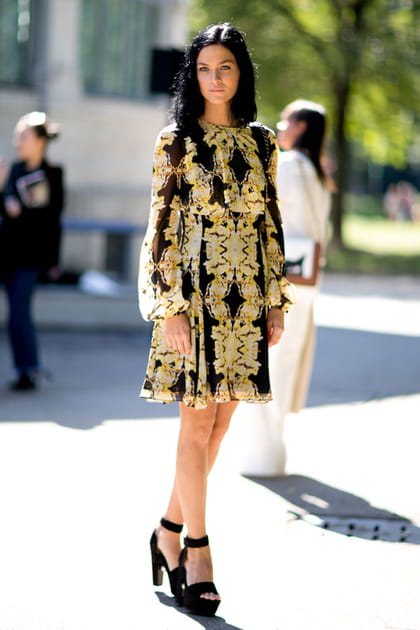 Street style &agrave; Milan : l'imprim&eacute; abstrait sym&eacute;trique