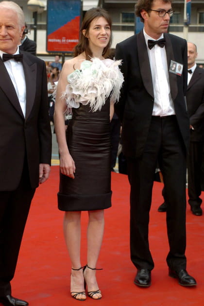 Charlotte Gainsbourg en petite robe en cuir &agrave; bustier en plumes blanches