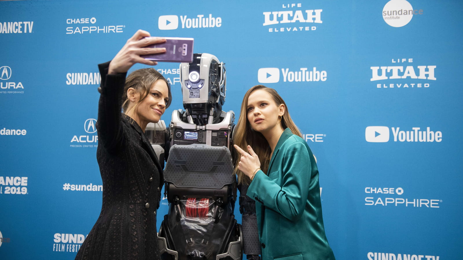 Hilary Swank, Clara Rugaard et un robot