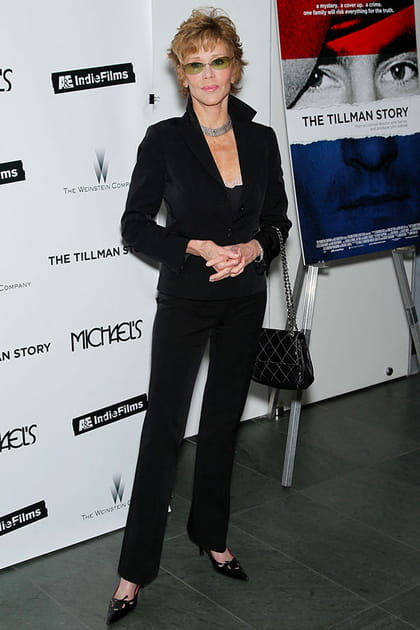 Jane Fonda en ensemble de tailleur noir
