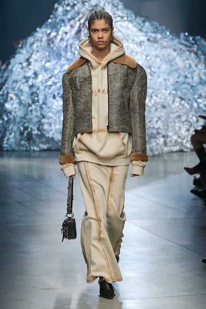 Hoodie, jupe longue et veste en cuir aper&ccedil;us sur le d&eacute;fil&eacute; Annakiki