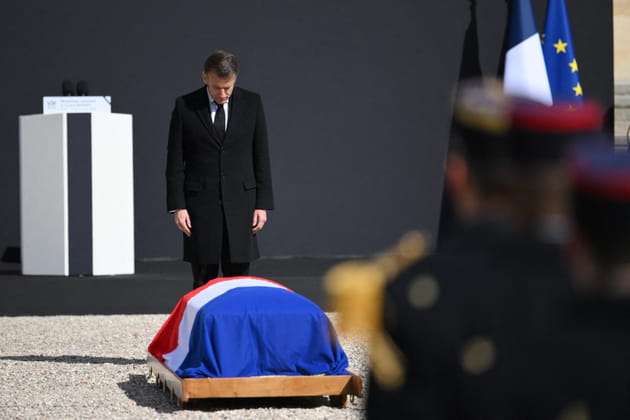 Emmanuel Macron se recueille devant le cercueil de Lionel Jospin