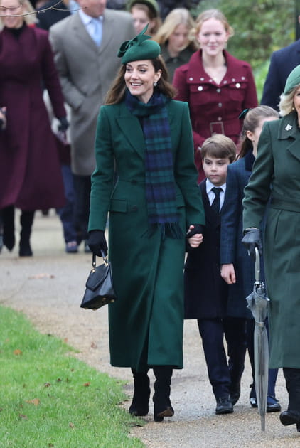 Kate Middleton en manteau et chapeau vert forêt