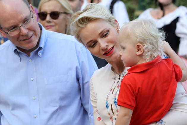 Un moment de tendresse pour Charl&egrave;ne de Monaco, le Prince Albert II et leur fils Jacques Grimaldi