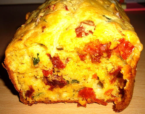 Cake tomates séchées, mozzarella et basilic