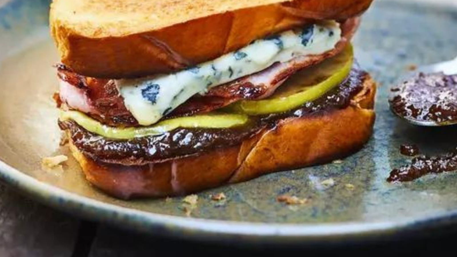 Croque-monsieur brioché au Saint Agur et aux oignons caramélisés