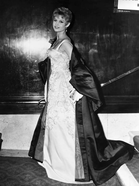 Brigitte Bardot en robe longue à ornements et manteau