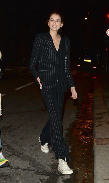 Kaia Gerber en costume &agrave; rayures tennis