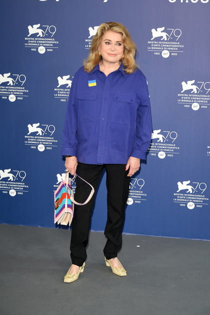 Catherine Deneuve en veste bleue et pantalon noir