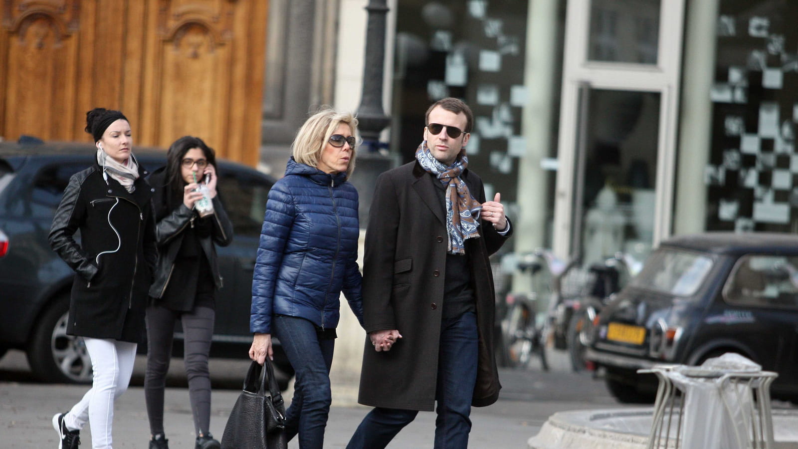 Main dans la main dans les rues de Paris